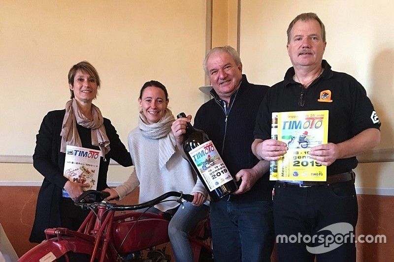 Da sinistra, Patti Peyer, segretaria del "TiMoto Giurnal", Bettina Pfister, pilota ticinese, Giorgio Cavadini, presidente del Moto Club della Montagna, e Giordano Caverzasio, presidente TiMoto