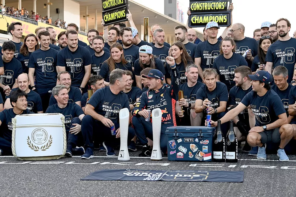 Christian Horner, director del equipo, Red Bull Racing, Max Verstappen, Red Bull Racing, 1&ordf; posici&oacute;n, Sergio P&eacute;rez, Red Bull Racing, el equipo Red Bull Racing celebra la victoria en la carrera y el t&iacute;tulo de Constructores 2023.
