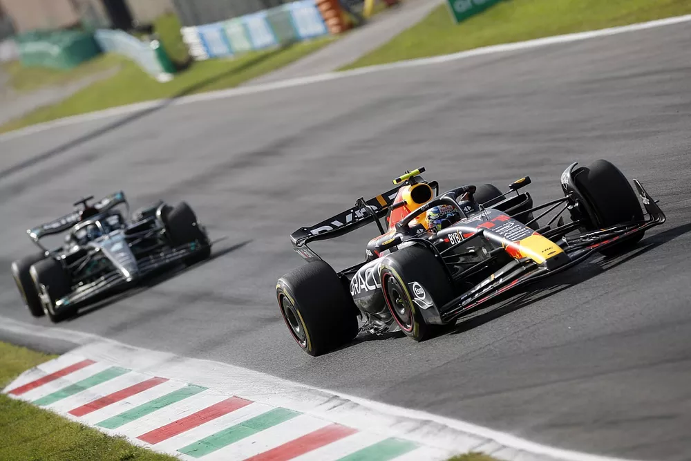 Sergio Perez, Red Bull Racing RB19, George Russell, Mercedes F1 W14