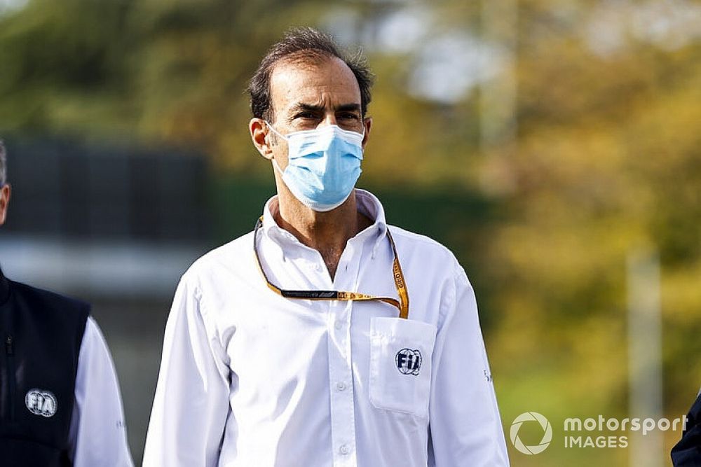 Michael Masi, direttore di gara, FIA, Emanuele Pirro, Driver Steward, FIA, e altri membri della FIA camminano in pista