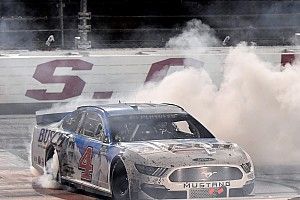NASCAR Darlington: Harvick staubt Sieg beim Playoff-Auftakt ab