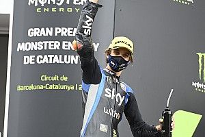 Terrible caída de Luca Marini, que esquiva la fractura