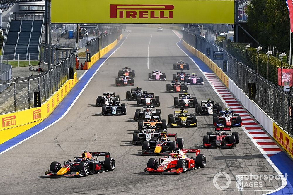 Yuki Tsunoda, Carlin et Mick Schumacher, Prema Racing se battent au départ de la course