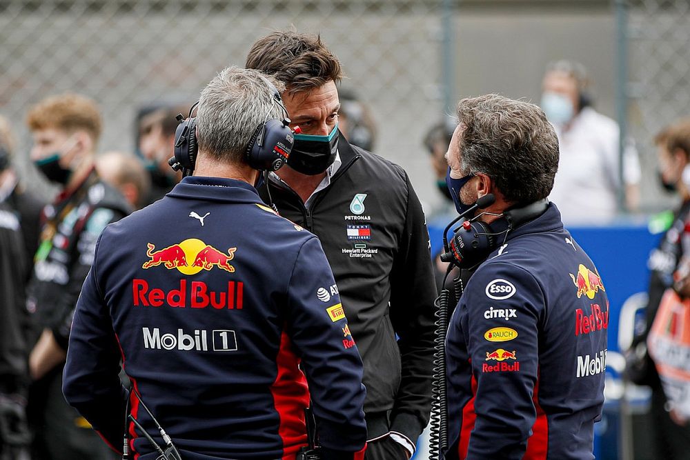 Хорнер объяснил, почему Red Bull не подала протест на крыло Mercedes