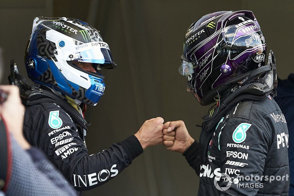 La première ligne Valtteri Bottas, Mercedes-AMG F1, et Lewis Hamilton, Mercedes-AMG F1