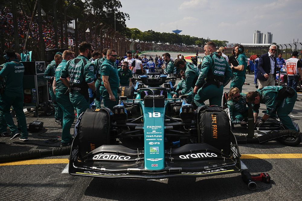 Mec&aacute;nicos en la parrilla con el coche de Lance Stroll, Aston Martin AMR22