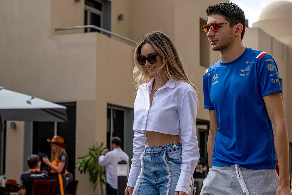 Esteban Ocon, del equipo Alpine F1, con su compañera Elena Berri 
