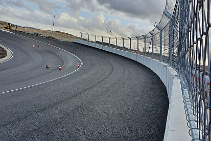 Zandvoortban 2 F1-es autó is elférhet a döntött kanyarban egymás mellett?
