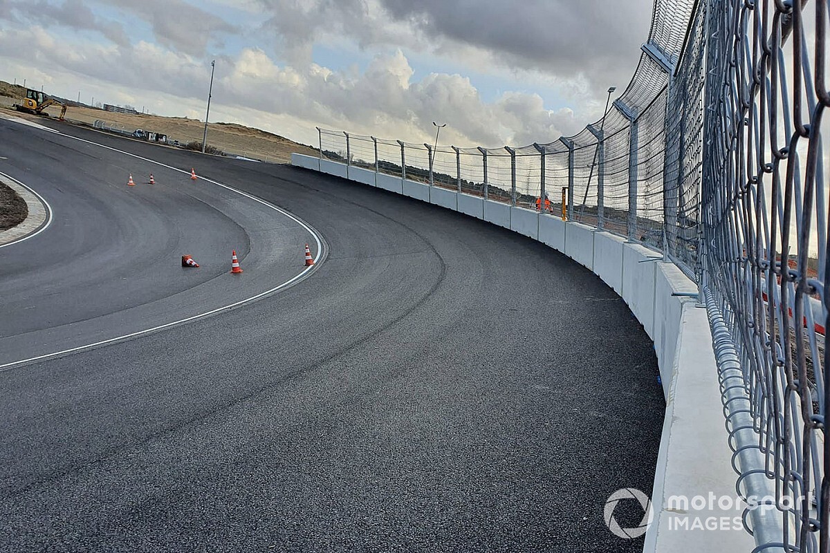 Zandvoortban 2 F1-es autó is elférhet a döntött kanyarban egymás mellett?