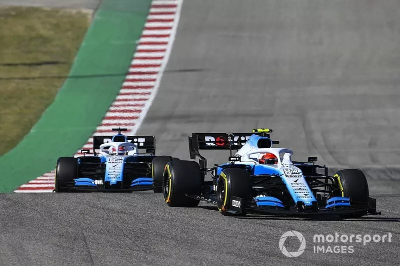 Robert Kubica, Williams FW42, leads George Russell, Williams Racing FW42