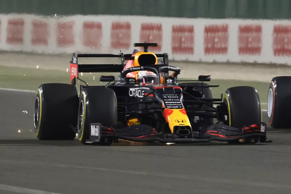 Max Verstappen, Red Bull Racing RB16B, se bat avec Pierre Gasly, AlphaTauri AT02