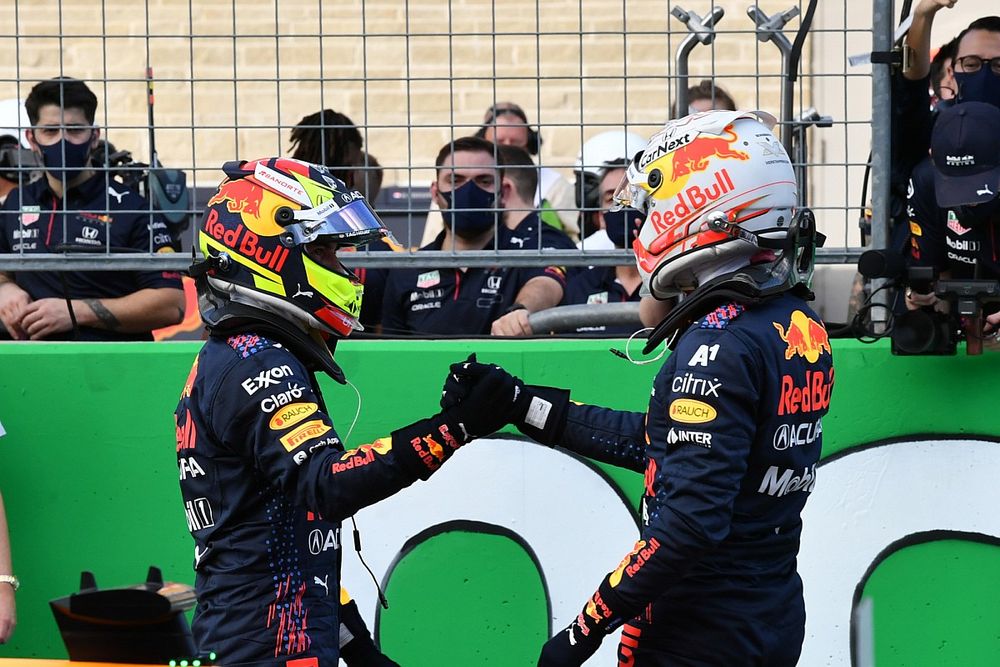 Sergio Perez, Red Bull Racing, en pole man Max Verstappen, Red Bull Racing, feliciteren elkaar in Parc Ferme