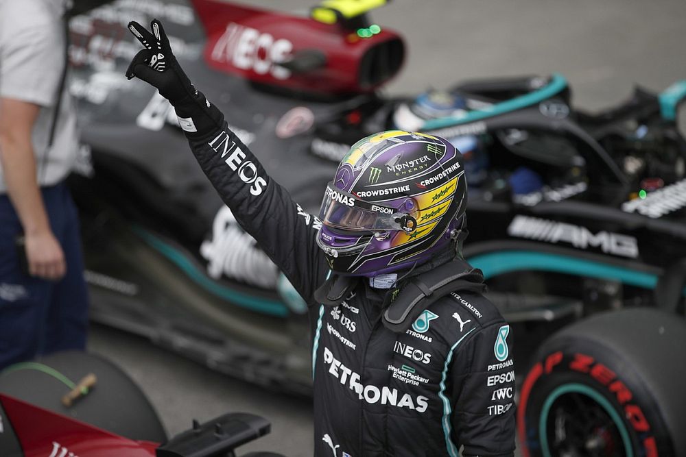 Lewis Hamilton, Mercedes, fête en arrivant dans le parc d'avoir sécurisé la pole pour les Qualifications Sprint