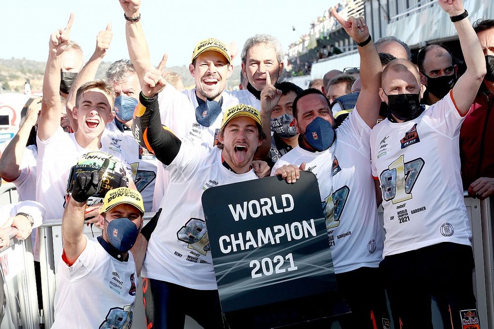 Valencia Moto2: Son yarışı Fernandez kazandı, Gardner şampiyon oldu!