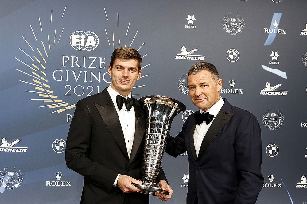 フェルスタッペン、FIA表彰式でチャンピオントロフィーを手に。ハミルトン&メルセデス代表は欠席