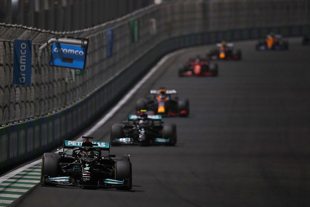Újabb piros zászló a Szaúdi Nagydíjon, többen kiestek, Verstappen az élen maradt! - frissítve