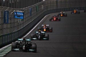 Újabb piros zászló a Szaúdi Nagydíjon, többen kiestek, Verstappen az élen maradt! - frissítve