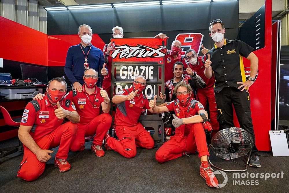 I membri del Ducati Team ringraziano Danilo Petrucci, Ducati Team