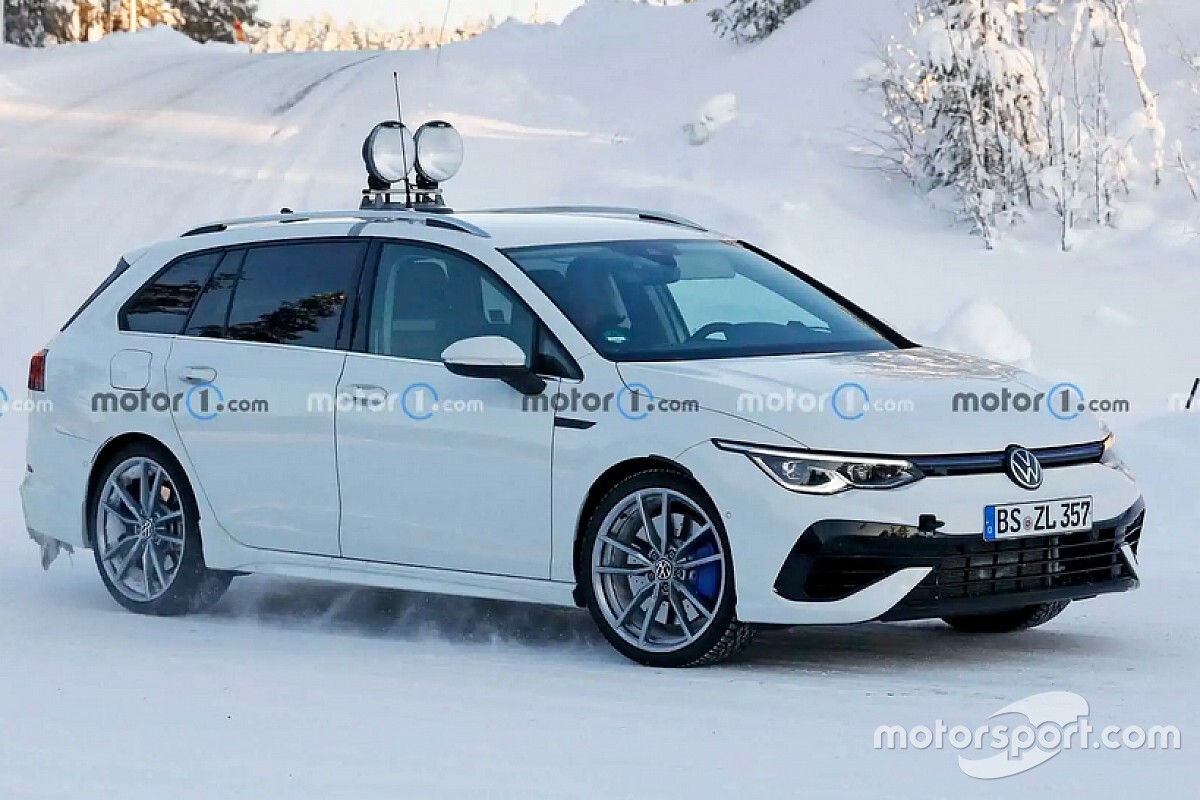 A hóba beolvadva próbálja magát álcázni az új VW Golf R kombiváltozata