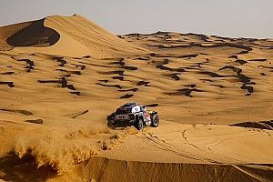 Al Attiyah vence de nuevo; Sainz pierde mucho tiempo