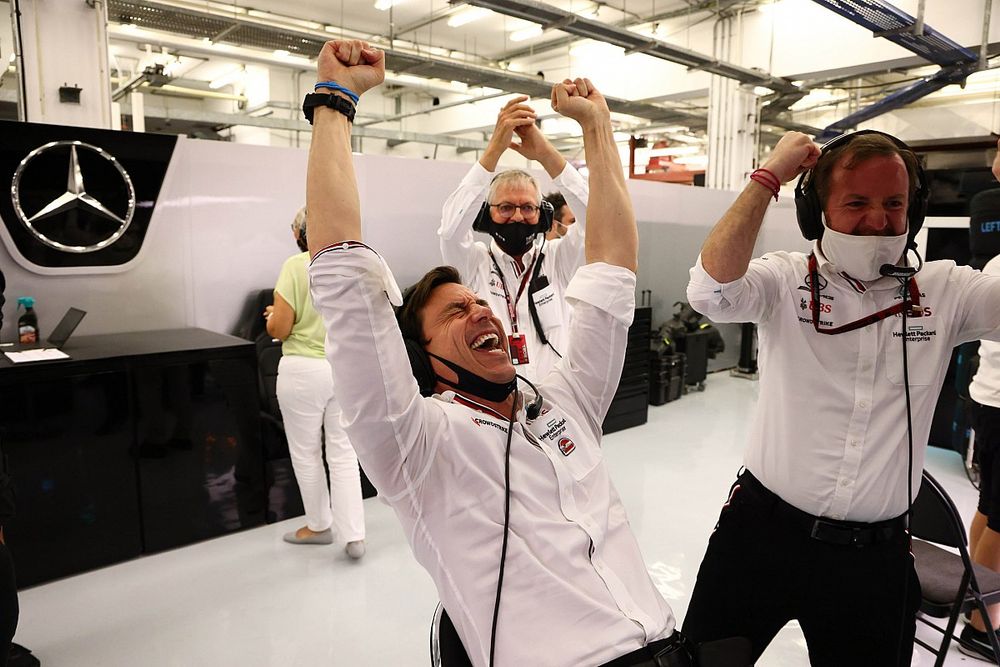 Toto Wolff, Director Ejecutivo de Mercedes AMG, y el equipo Mercedes celebran al final de la carrera