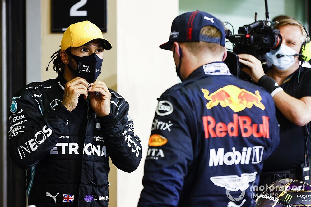 Lewis Hamilton, Mercedes-AMG F1, 3rd position, and Max Verstappen, Red Bull Racing, 1st position, tlak in Parc Ferme