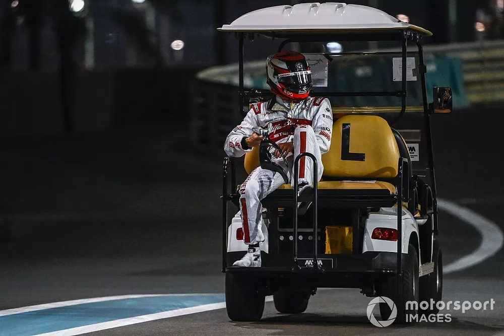 Kimi Raikkonen, Alfa Romeo Racing C39 es llevado a los pits después de que su monoplaza se incendiara