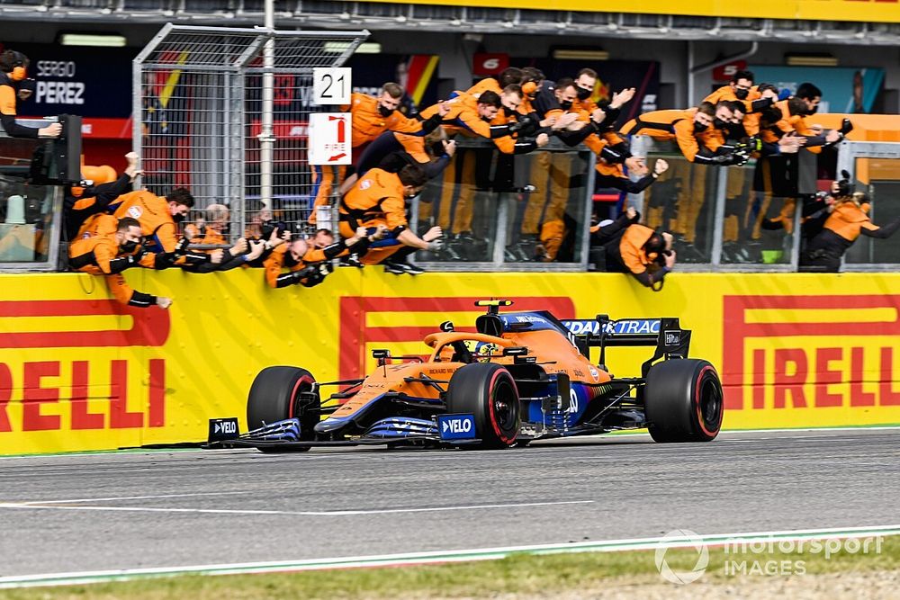 Lando Norris, McLaren MCL35M franchit la ligne d'arrivée