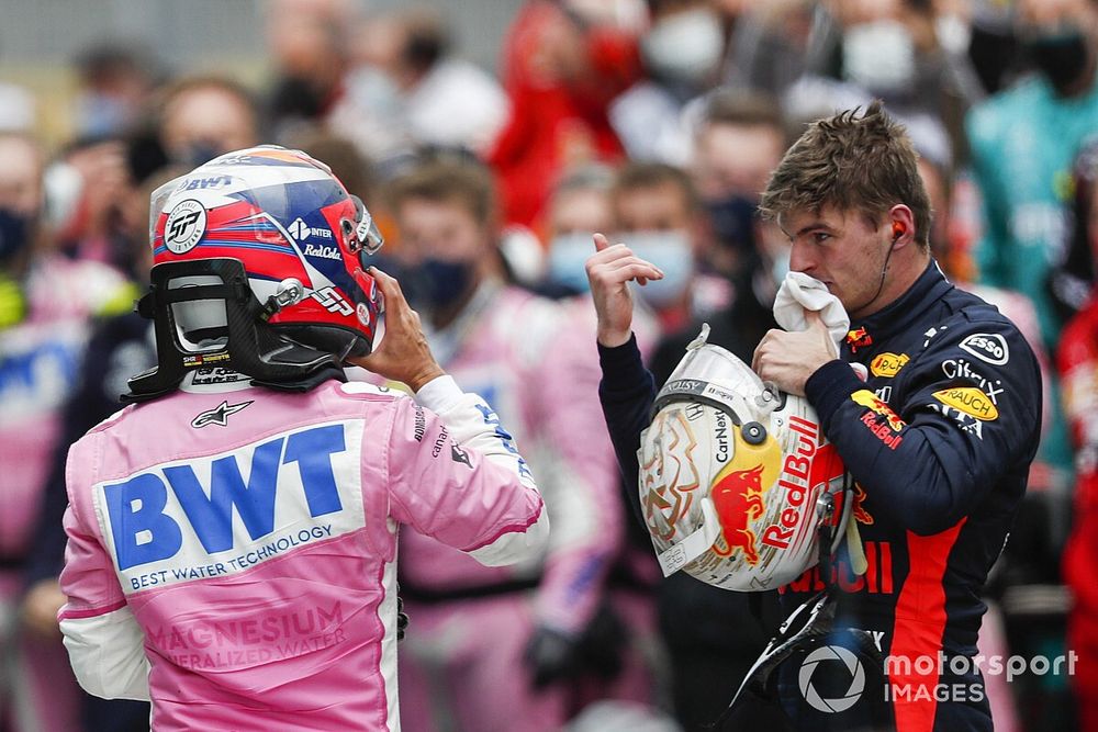 Max Verstappen, Red Bull Racing, y el segundo lugar Sergio Pérez, Racing Point, en Parc Ferme Parc Ferme