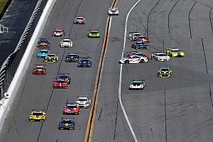 VIDEO: GT-wagens crashen voor de start van 24 uur van Daytona