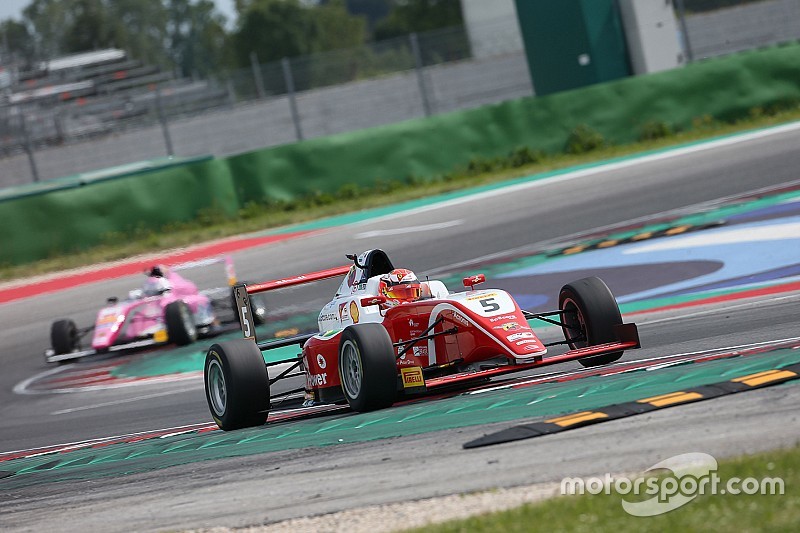 Assista AO VIVO a 1ª corrida do fim de semana da F4 Italiana com Gianluca Petecof