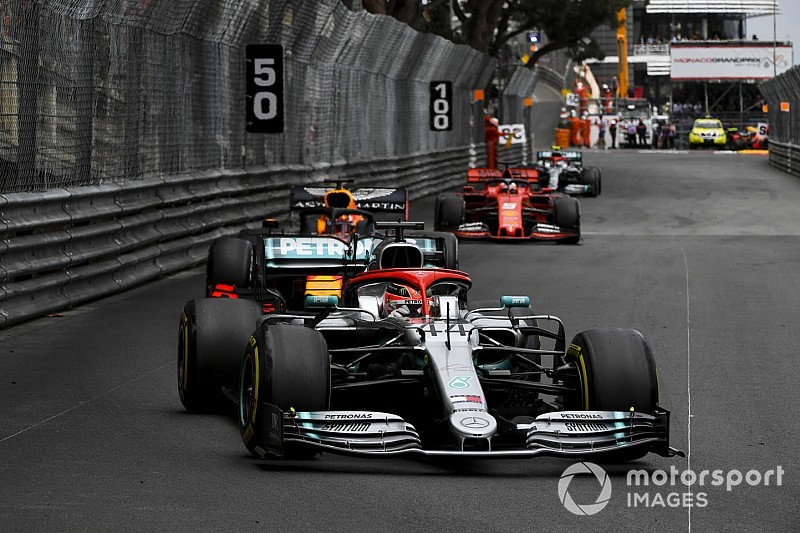 Pas de pénalité après le contact entre Hamilton et Verstappen