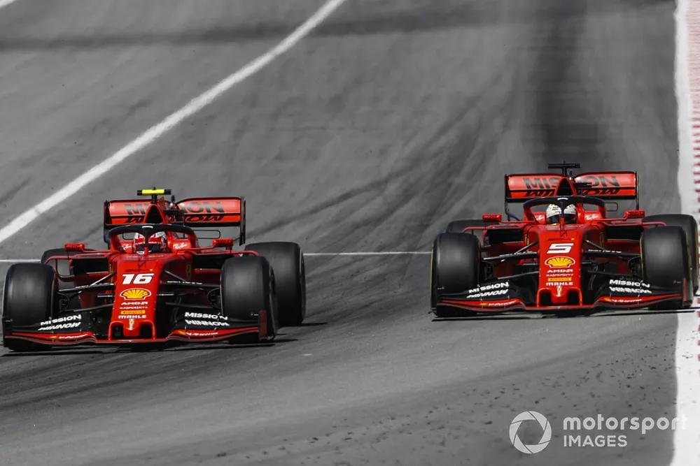 Charles Leclerc, Ferrari SF90, voor Sebastian Vettel, Ferrari SF90