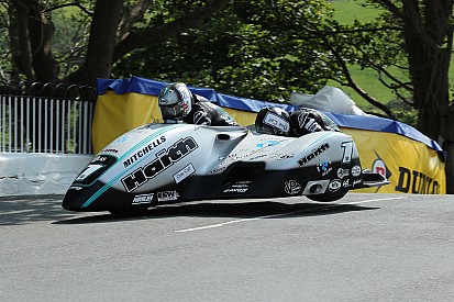 TT 2019, Sidecar: Ben e Tom Birchall suonano la nona in Gara 1