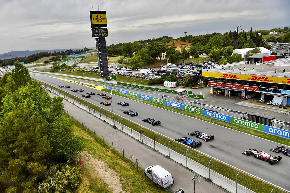 Lewis Hamilton, Mercedes W12, Max Verstappen, Red Bull Racing RB16B, Valtteri Bottas, Mercedes W12, Charles Leclerc, Ferrari SF21, and the rest of the field away at the start