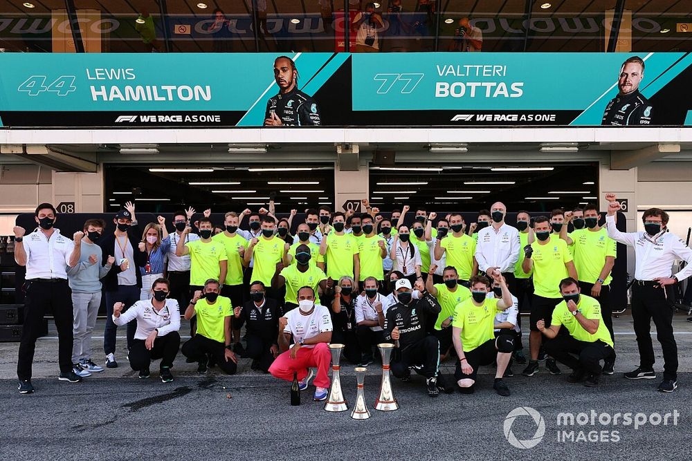 Lewis Hamilton, Mercedes, 1st position, Valtteri Bottas, Mercedes, 3rd position, and the Mercedes team celebrate victory