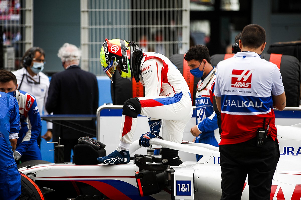 Schumacher est "assis de travers" dans son baquet Haas