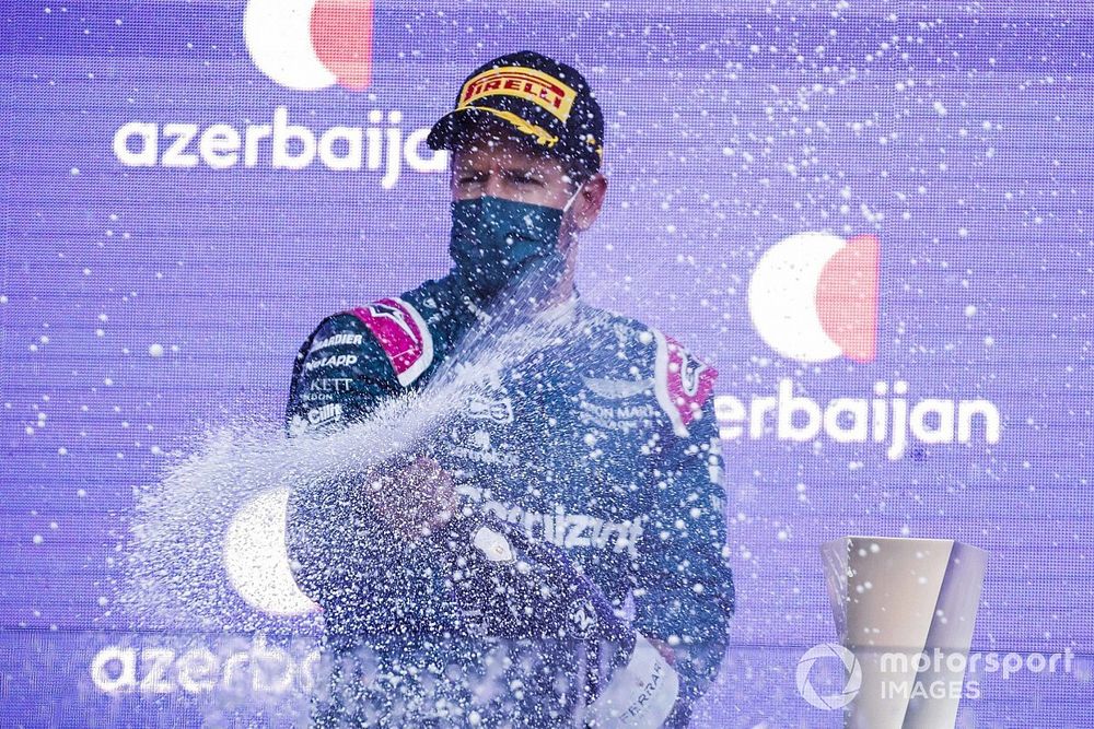 Most már ezt is tudjuk: Vettel nem pisil az autójába, de tud olyanokról, akik igen (videó)
