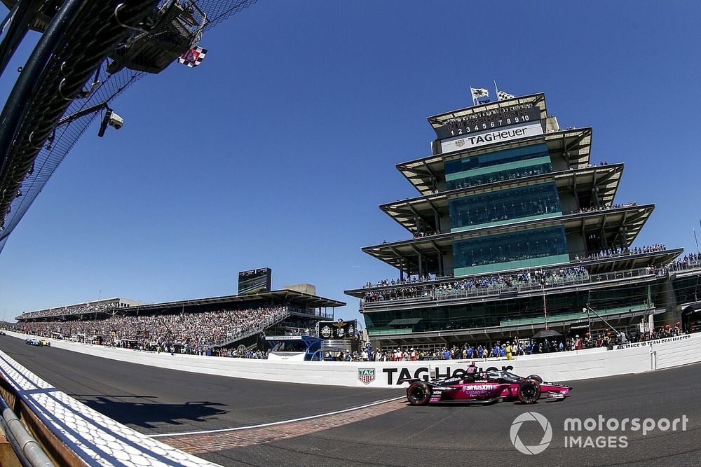 Helio Castroneves, Meyer Shank Racing Honda taking the checkered flag