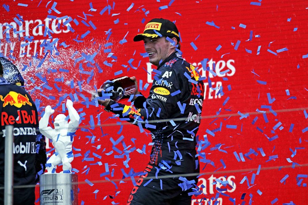 Max Verstappen, Red Bull Racing, 1° classificato, sul podio