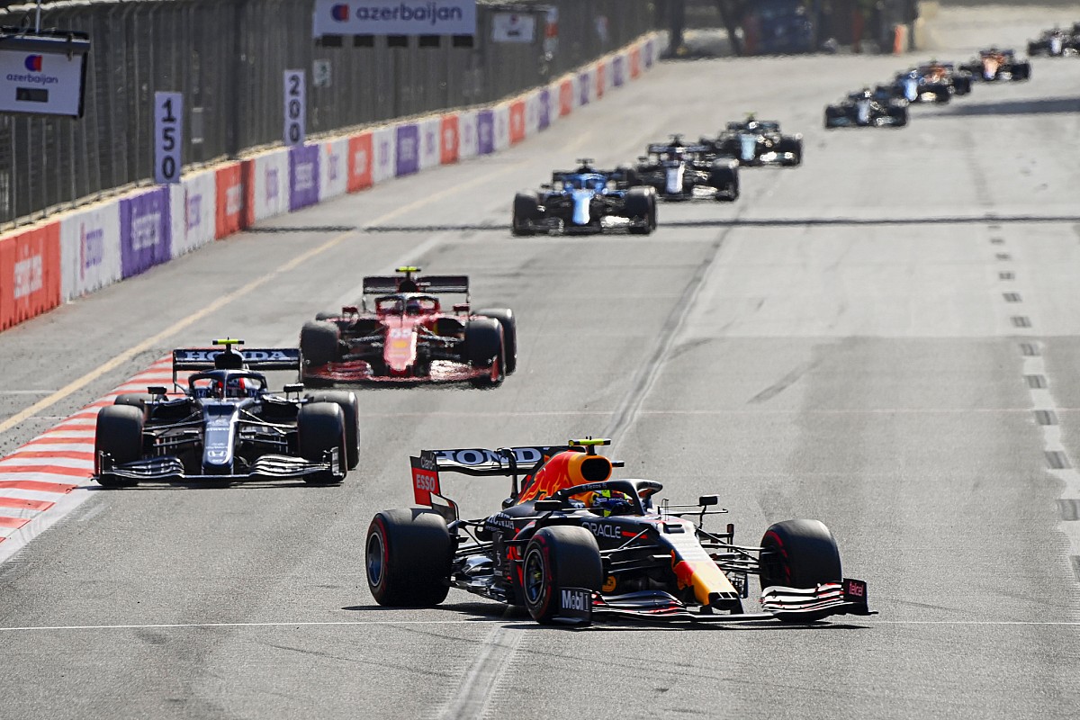 Hamilton lecsúszott a dobogóról, Vettel 2. helye ellenére sincs a legjobb 10-ben – az F1.com 2021-es erősorrendje Baku után