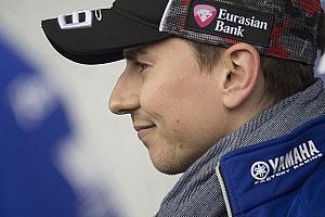 Lorenzo ya está en Malasia listo para 'redebutar' con Yamaha