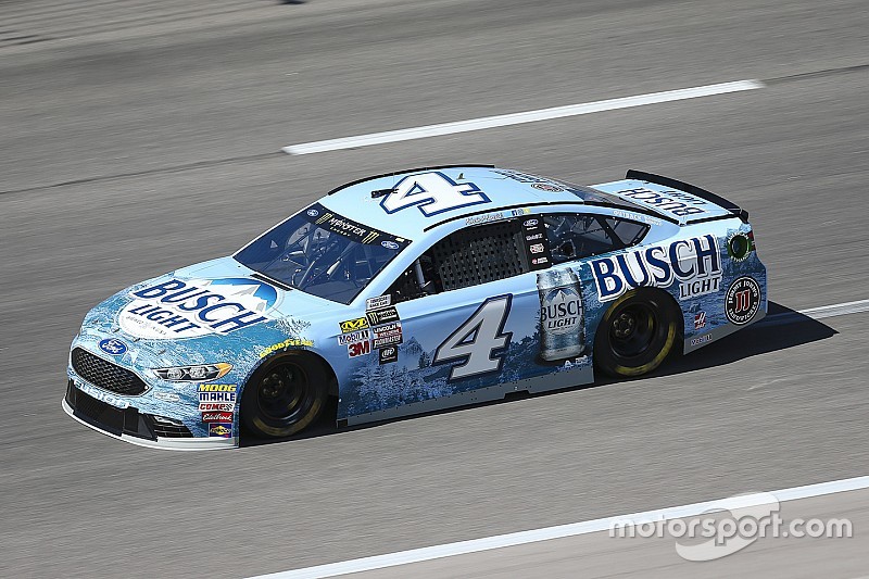 Kevin Harvick regola Kyle Busch e centra la pole per la Coca Cola 600