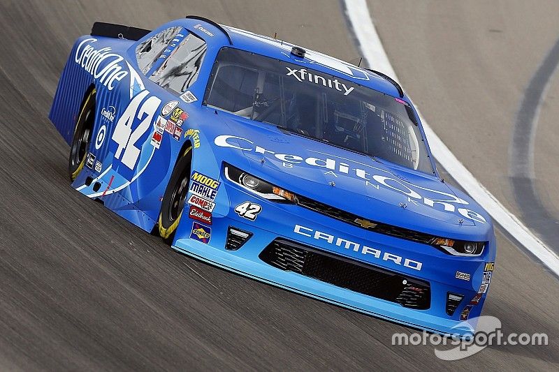 Larson adelante en la primera práctica en Fontana