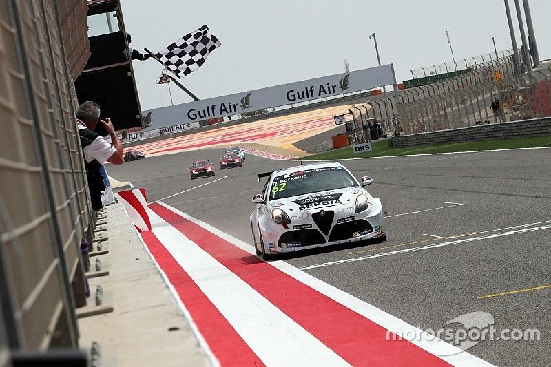 Checkered flag for Dusan Borkovic , GE-Force, Alfa Romeo Giulietta TCR