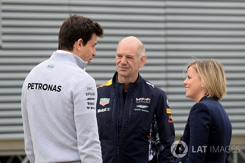 Adrian Newey és döntések: a Ferrari és a Mercedes is szerződtetni akarta