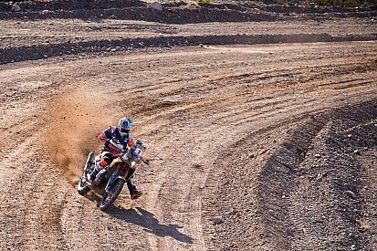 Dakar-winnaar Sunderland hard onderuit in trainingswedstrijd