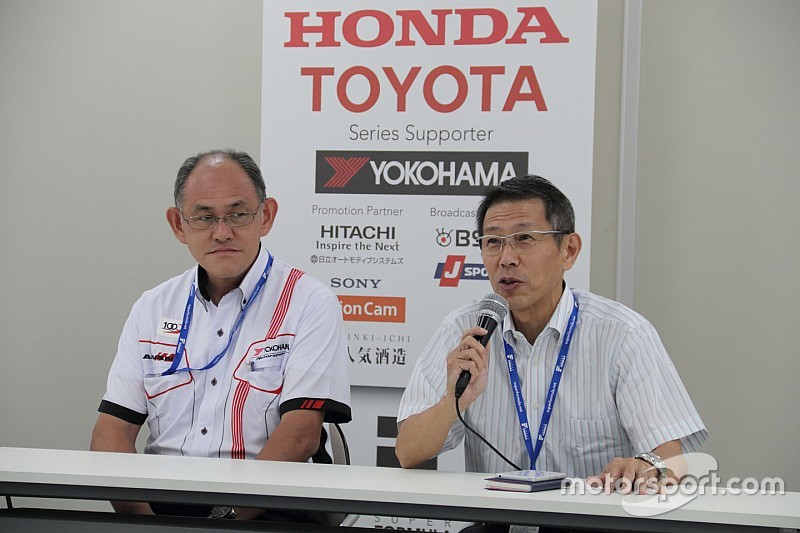 予選Q1のミディアムタイヤ義務付けについて、JRP倉下社長が説明