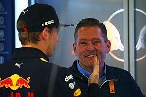 Após punição, Jos Verstappen acusa FIA de ajudar Ferrari