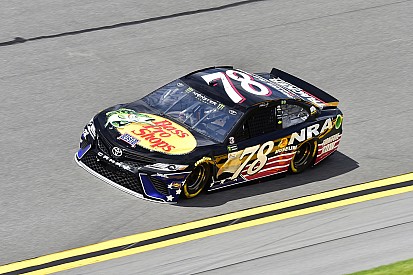 Truex gana la etapa 1 en Kentucky tras vencer a Kyle Busch